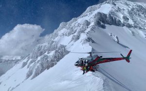 chilean heli landing on ridge